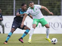 Oussama Tannane (r.) heeft de bal tijdens het oefenduel AS Saint-Étienne - PSV (13-07-2016).