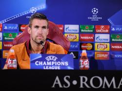 Kevin Strootman zit klaar voor de persconferentie in aanloop naar het duel AS Roma - FC Porto (22-08-2016).