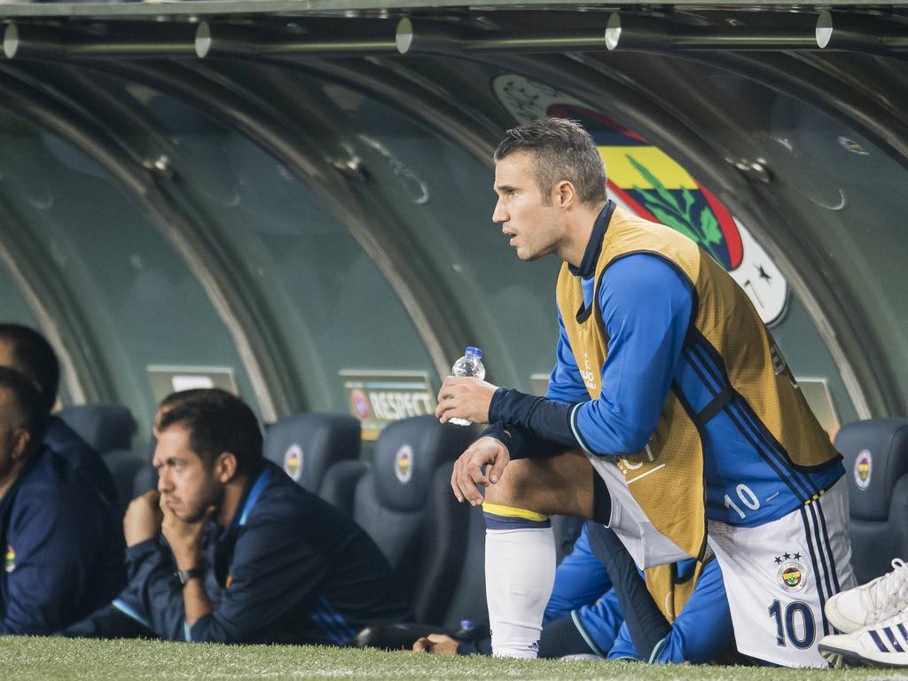 Robin van Persie verbijt zich op de bank als Fenerbahçe in de Europa League speelt tegen zijn oude club Feyenoord. (29-09-2016)