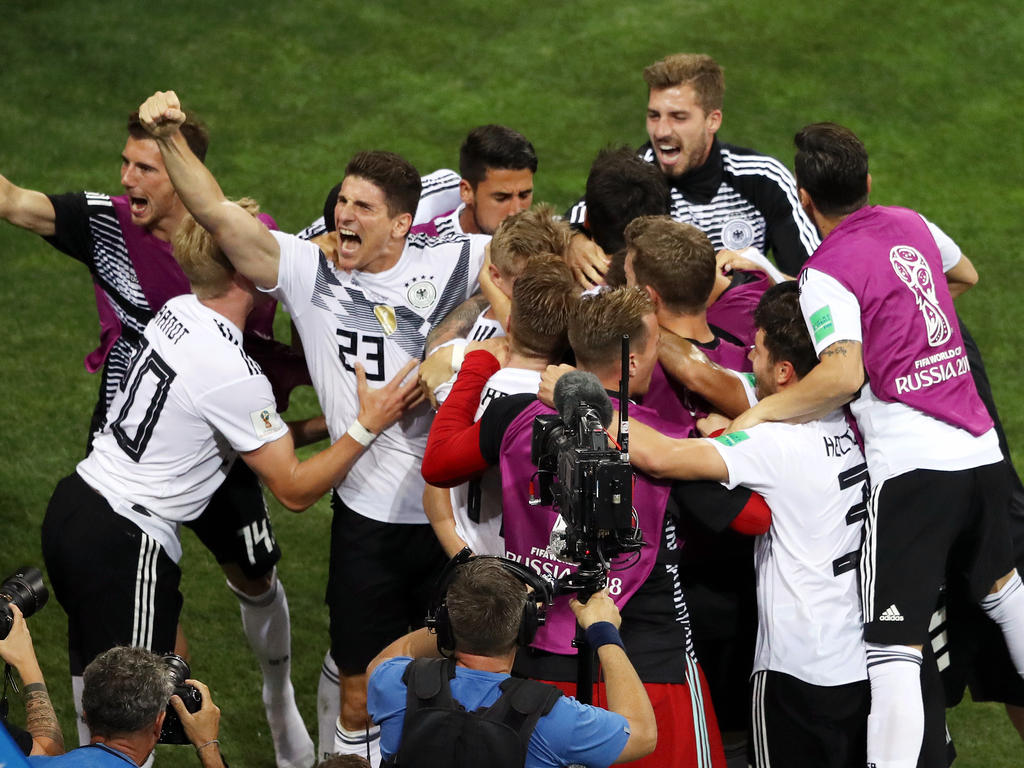 Los jugadores de Alemania celebran el tanto del madridista Kroos. (Foto: Getty)