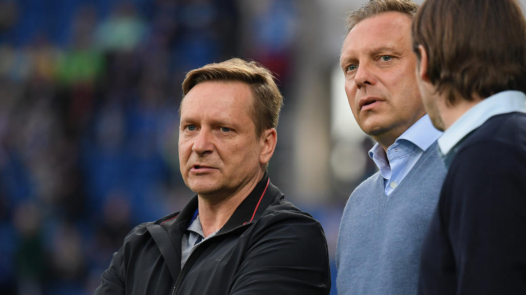 Horst Heldt und André Breitenreiter (re.) sind skeptisch Horst Heldt und André Breitenreiter (re.) sind skeptisch