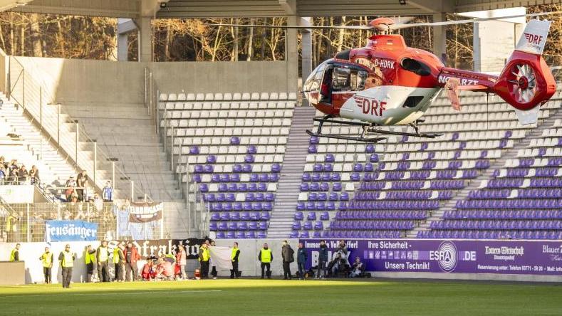 Ein Rettungshubschrauber kümmert sich nach dem Spiel um den schwer verletzten Hamburger Fan