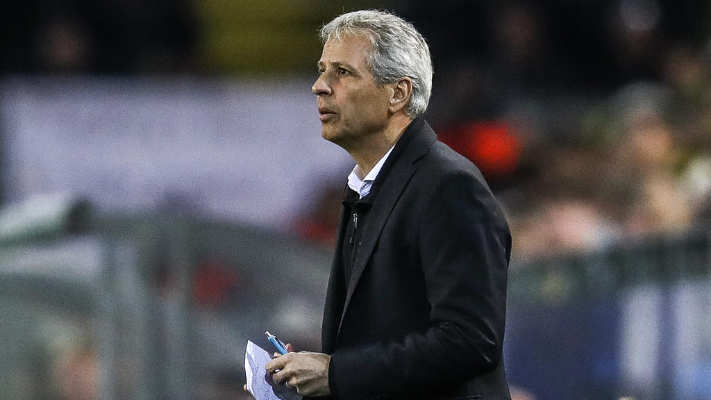 Lucien Favre macht sich während der Spiele des BVB Notizen Lucien Favre macht sich während der Spiele des BVB Notizen