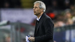Lucien Favre macht sich während der Spiele des BVB Notizen