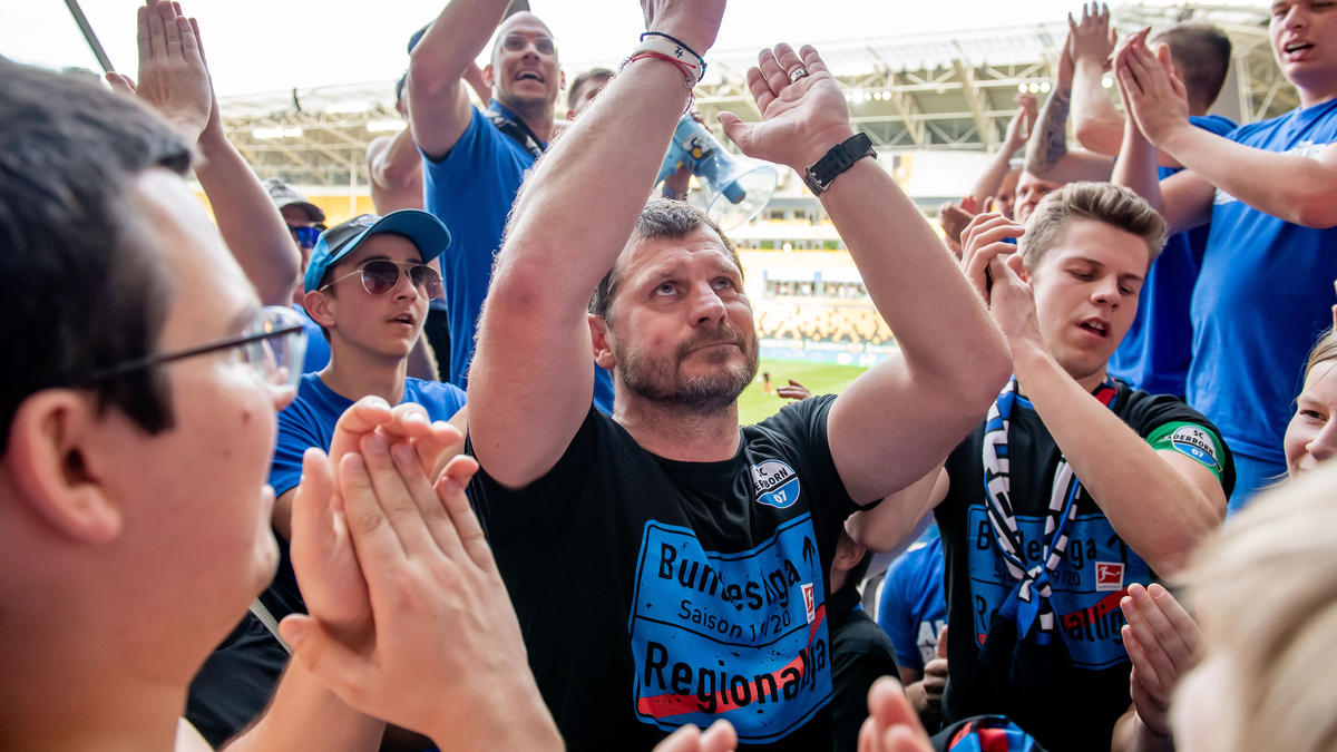 Sc Paderborn Einfach Geil Baumgart Feiert Aufstieg