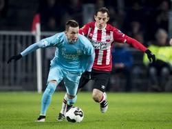 Dejan Trajkovski (l.) wordt tijdens PSV - FC Twente op de hielen gezeten door Andrès Guardado (r.). (05-11-2016)