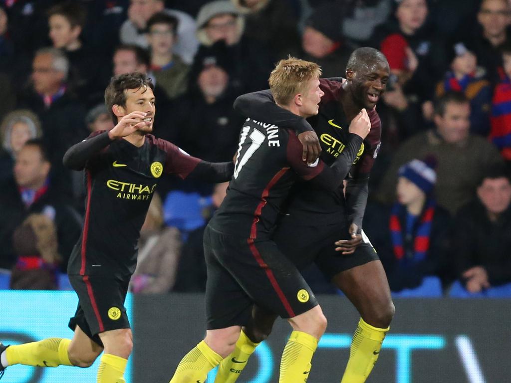 Yaya Touré (r.) is het middelpunt van de feestvreugde. De middenvelder van Manchester City scoort tweemaal tegen Crystal Palace. (19-11-2016)