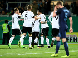 Die deutschen Youngster bejubeln den Führungstreffer im ersten Durchgang