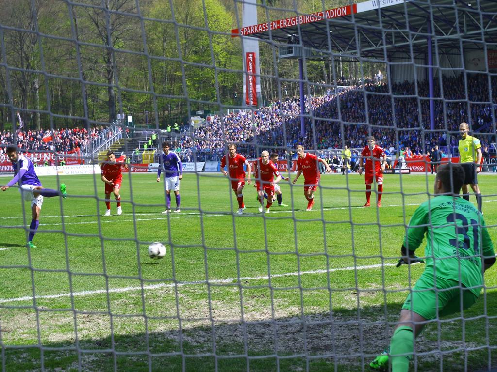 Dimitrij Nazarov traf vom Punkt für seine Auer gegen die Kickers Würzburg