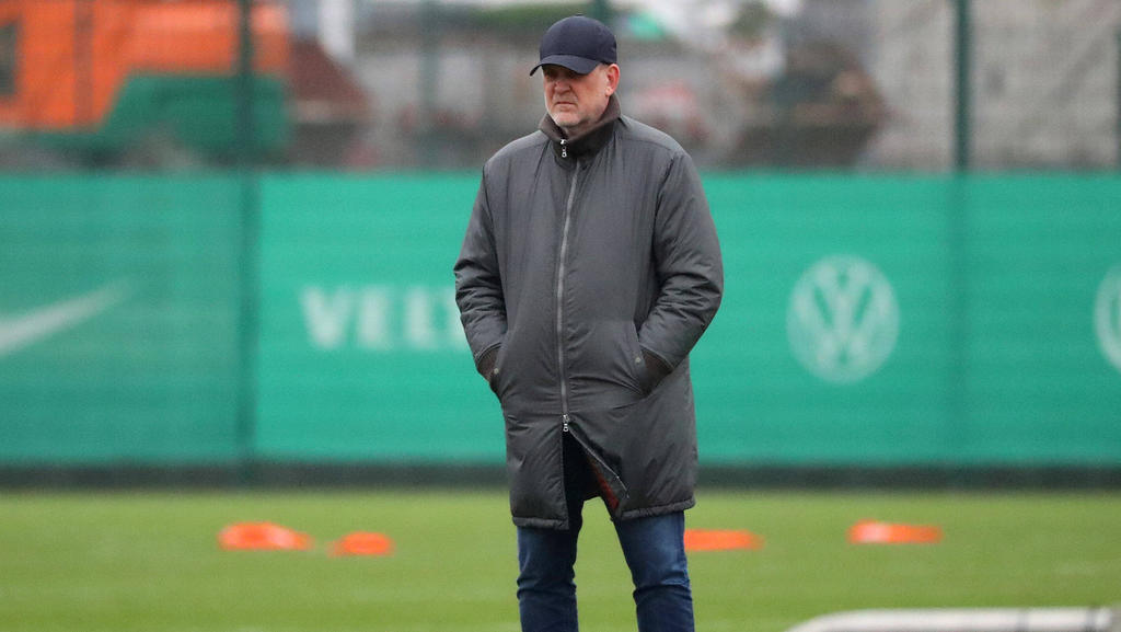 Wolfsburgs Geschäftsführer Jörg Schmadtke hat den Personaltausch im Angriff verteidigt
