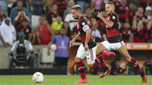 Ex-Bayern-Star Rafinha (r.) kickt in Brasilien