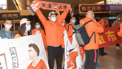 Die Spieler des FC Wuhan wurden in der Heimat bei ihrer Rückkehr herzlich empfangen