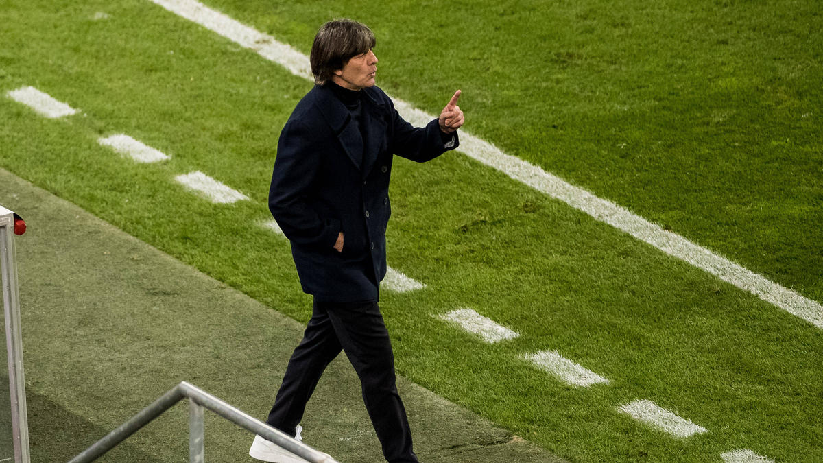 Bundestrainer Joachim Löw will mit der Nationalelf mindestens ins EM-Halbfinale Bundestrainer Joachim Löw will mit der Nationalelf mindestens ins EM-Halbfinale
