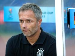 Deutschlands U17-Trainer Christian Wück sitzt auf der Bank. Sein Team hat das EM-Ticket gelöst