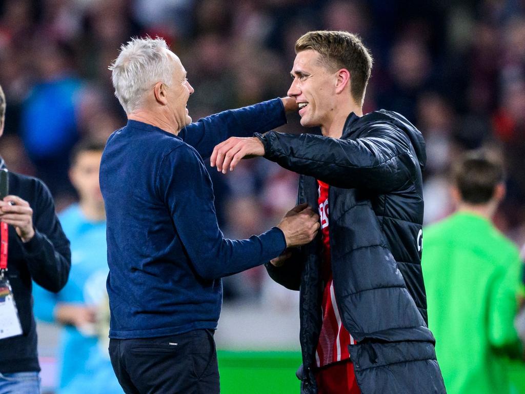 Freiburgs Trainer Christian Streich (l) und Freiburgs Nils Petersen umarmen sich nach dem Spiel Freiburgs Trainer Christian Streich (l) und Freiburgs Nils Petersen umarmen sich nach dem Spiel