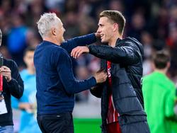Freiburgs Trainer Christian Streich (l) und Freiburgs Nils Petersen umarmen sich nach dem Spiel