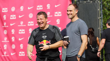 Oliver Mintzlaff (r.) hat sich zu den Spekulationen um einen Wechsel von Max Eberl zum FC Bayern geäußert