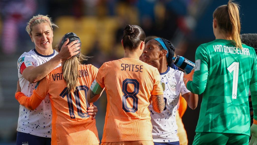 Lindsey Horan (L) scraps for possession with Victoria Pelova during the 1-1 draw between the USA and the Netherlands on Thursday. Horan scored her team's second-half equaliser