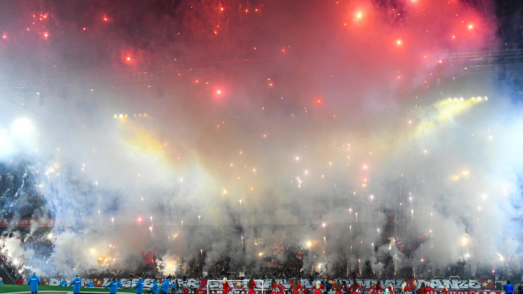 Große Pyroshow im Kölner Stadion