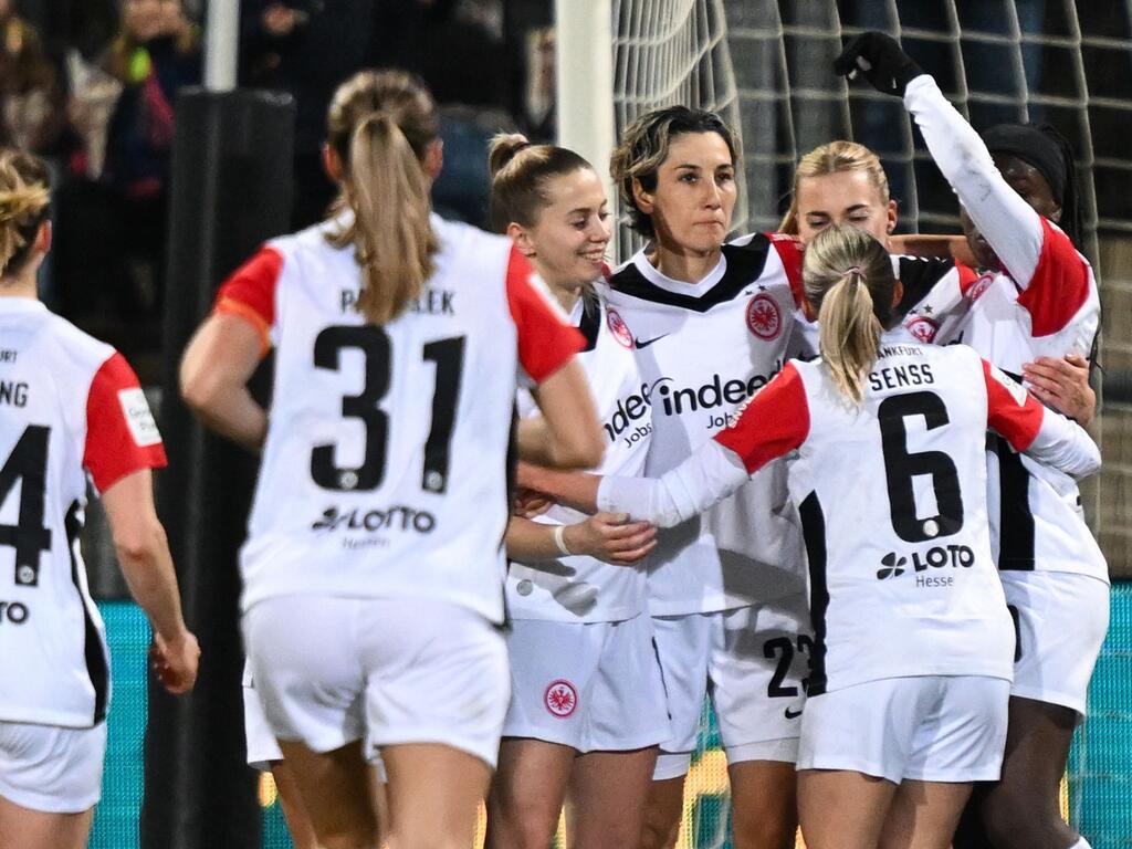 Die Spielerinnen von Eintracht Frankfurt freuen sich über das 1:0 gegen Leverkusen Die Spielerinnen von Eintracht Frankfurt freuen sich über das 1:0 gegen Leverkusen