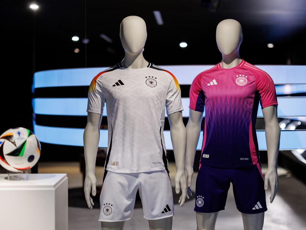 Die offiziellen Trikots der deutschen Fußball-Nationalmannschaft sind weiß und pink Die offiziellen Trikots der deutschen Fußball-Nationalmannschaft sind weiß und pink