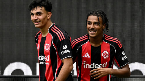 Jean-Matteo Bahoya (r.) könnte der neue Mega-Transfer von Eintracht Frankfurt werden