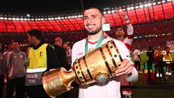 Deniz Undav schnappte sich den Pokal