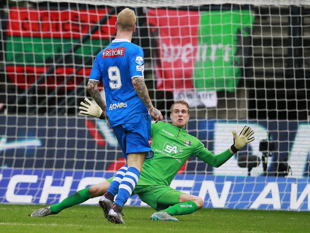 Lars Veldwijk (l.) wordt die gestuurd en komt één op één met Marco van Duin (r.) en faalt niet. Met een stiftje zorgt de spits van PEC Zwolle voor de 0-2 tegen NEC Nijmegen. (06-12-2015)