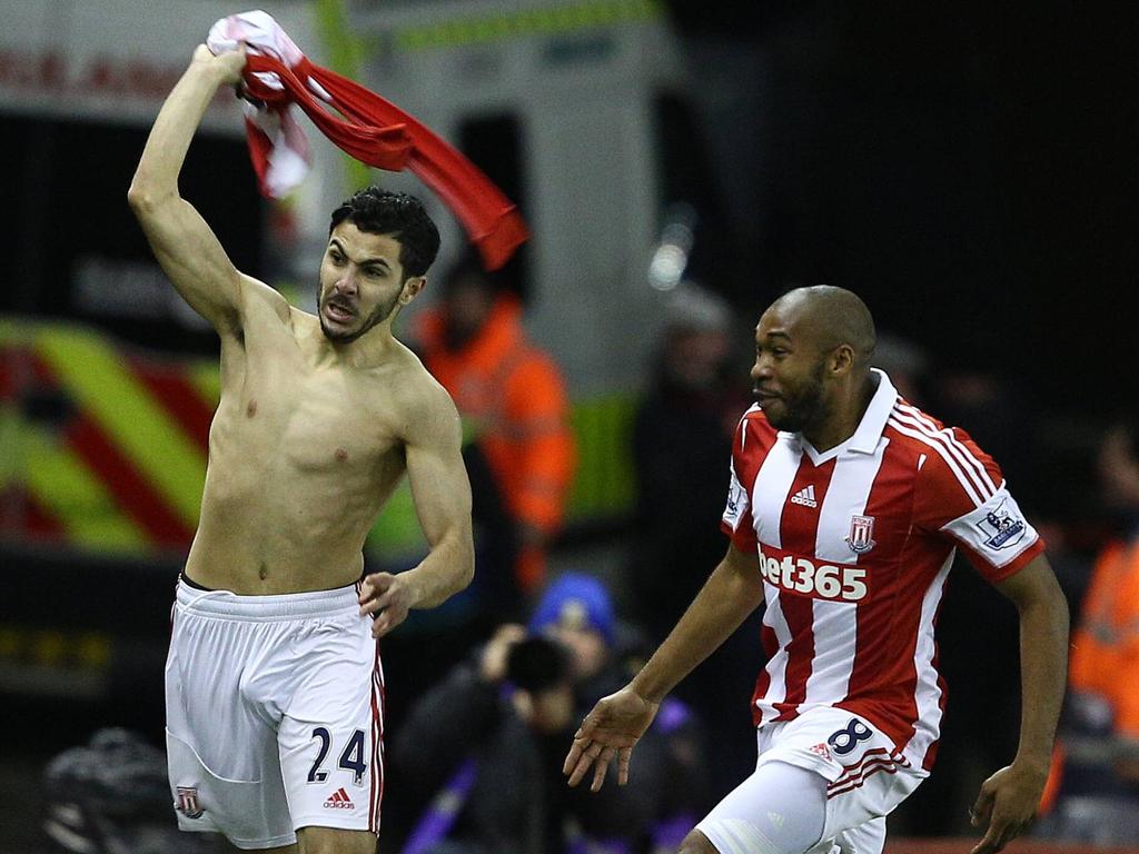 Oussama Assaidi (l.) gaat helemaal uit zijn dak nadat hij vlak voor tijd de winnende treffer tegen Chelsea maakt. (07-12-2013) Oussama Assaidi (l.) gaat helemaal uit zijn dak nadat hij vlak voor tijd de winnende treffer tegen Chelsea maakt. (07-12-2013)