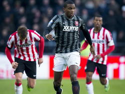 Cuco Martina aan de bal tijdens PSV - FC Twente, terwijl Santiago Arias (l.) en Georginio Wijnaldum (r.) de verdediger proberen te achterhalen. (14-12-2014). 