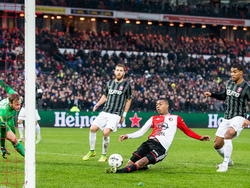 Kort na de 2-1 van Feyenoord tegen FC Twente glijdt Jean-Paul Boëtius (m.) de derde treffer van de Rotterdammers achter Sonny Stevens (l.). Rasmus Bengtsson (m.) en Cuco Martina (r.) komen te laat om nog wat te doen aan het doelpunt. (18-01-2015)