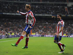 Fernando Torres (l.) en Raúl García (r.) zijn blij met de vroege voorsprong tijdens het duel tussen Rael Madrid en Atlético Madrid in de Copa del Rey. (15-01-2015)