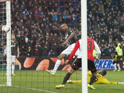 Orlando Engelaar zet FC Twente op gelijke hoogte tijdens het competitieduel met Feyenoord. (18-01-2015). 