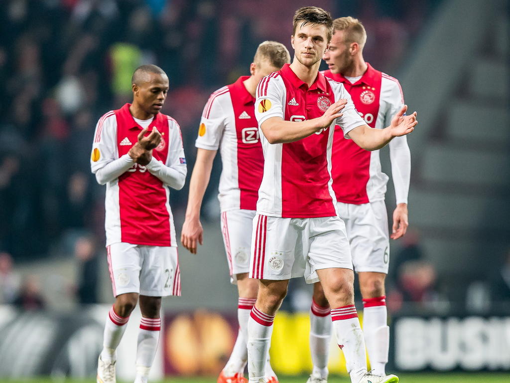 Spelers van Ajax met voorop Ajax speler Joel Veltman (2e r) en daarachter Thulani Serero (l) Kolbeinn Sigthorsson (2e l) en Mike van der Hoorn (r) na afloop van de wedstrijd tegen Dnipro Dnipropetrovsk in de Europa League. (19-03-2015)