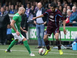 Abderrahim Loukili (r.) van FC Lienden staat op het punt om HSC-speler Leon van Dijk (l.) te passeren. 
