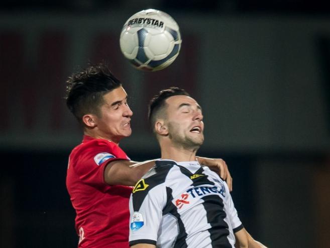 Felipe Gutiérrez (l.) gaat het kopduel aan met Thomas Bruns (r.) tijdens de Twentse derby tussen Heracles Almelo en FC Twente. (29-08-2015) Felipe Gutiérrez (l.) gaat het kopduel aan met Thomas Bruns (r.) tijdens de Twentse derby tussen Heracles Almelo en FC Twente. (29-08-2015)