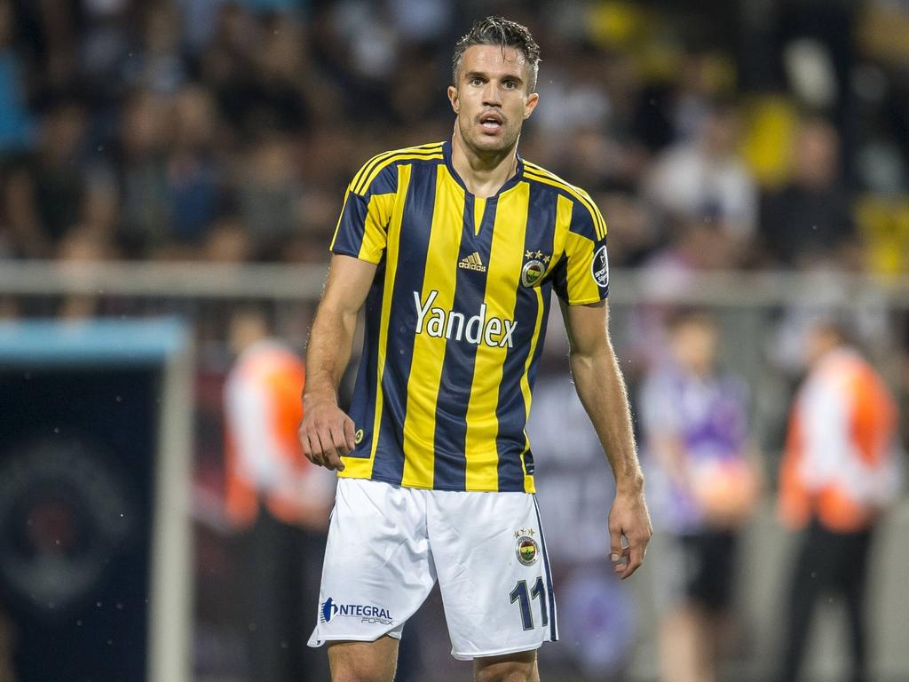 Robin van Persie bekijkt het spel van een afstandje tijdens het competitieduel Kasımpaşa SK - Fenerbahçe. (13-09-2015)