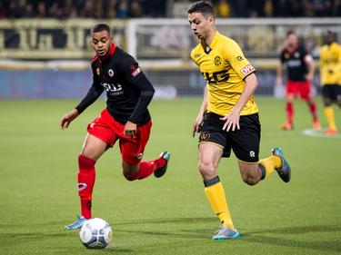 Brandley Kuwas (l.) is niet meer in staat om Hicham Faik af te stoppen tijdens de wedstrijd Roda JC - Excelsior. (24-10-2015)