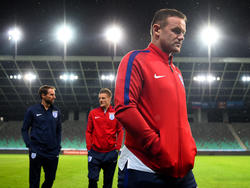 Wayne Rooney wird von Interimstrainer Gareth Southgate in Slowenien auf die Bank verbannt