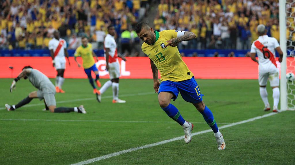 Dani Alves marcó el cuarto tanto de Brasil.
