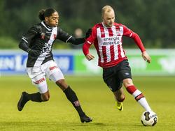 Shermaine Martina (l.) moet alles op alles zetten om Jorrit Hendrix (r.) bij te houden tijdens de wedstrijd Jong PSV - MVV. (19-12-2016)