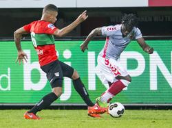 Nijmegen-speler Mikael Dyrestam (l.) met Go Ahead Eagles-speler Elvis Manu (r.) in duel. (04-02-2017)