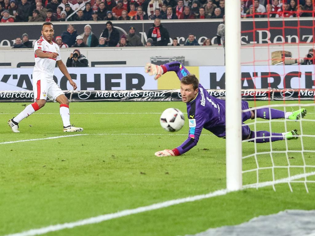 Stuttgarts Julian Green (l.) erzielt einen Treffer gegen Düsseldorf-Keeper Michael Rensing.