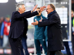 Karl-Heinz Rummenigge (r.) gratuliert Carlo Ancelotti zum ersten Titelgewinn in Deutschland
