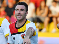 Captain Fabio Lucioni (US Lecce) raises the cup to the sky for the