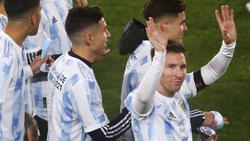 Lionel Messi (r.) führt das argentinische Aufgebot an