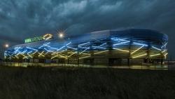 Die WWK-Arena in Augsburg leuchtet in Blau und Gelb