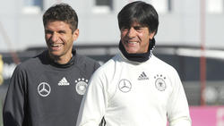 Thomas Müller (l.) vom FC Bayern war Ziel eines Spaßes von JOachim Löw
