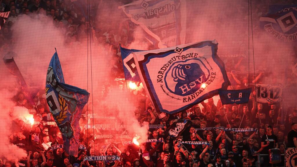 Der HSV hat für Pyro-Vorfälle im Derby gegen den FC St. Pauli eine hohe Geldstrafe erhalten (Archivbild)