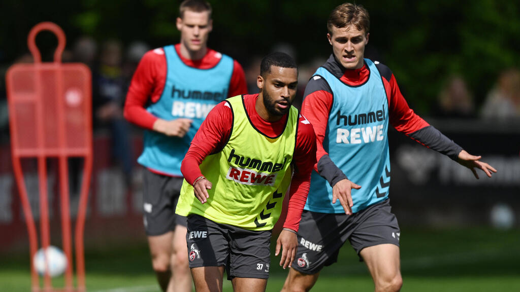 Linton Maina (M.) ist wieder zurück im Mannschaftstraining des 1. FC Köln